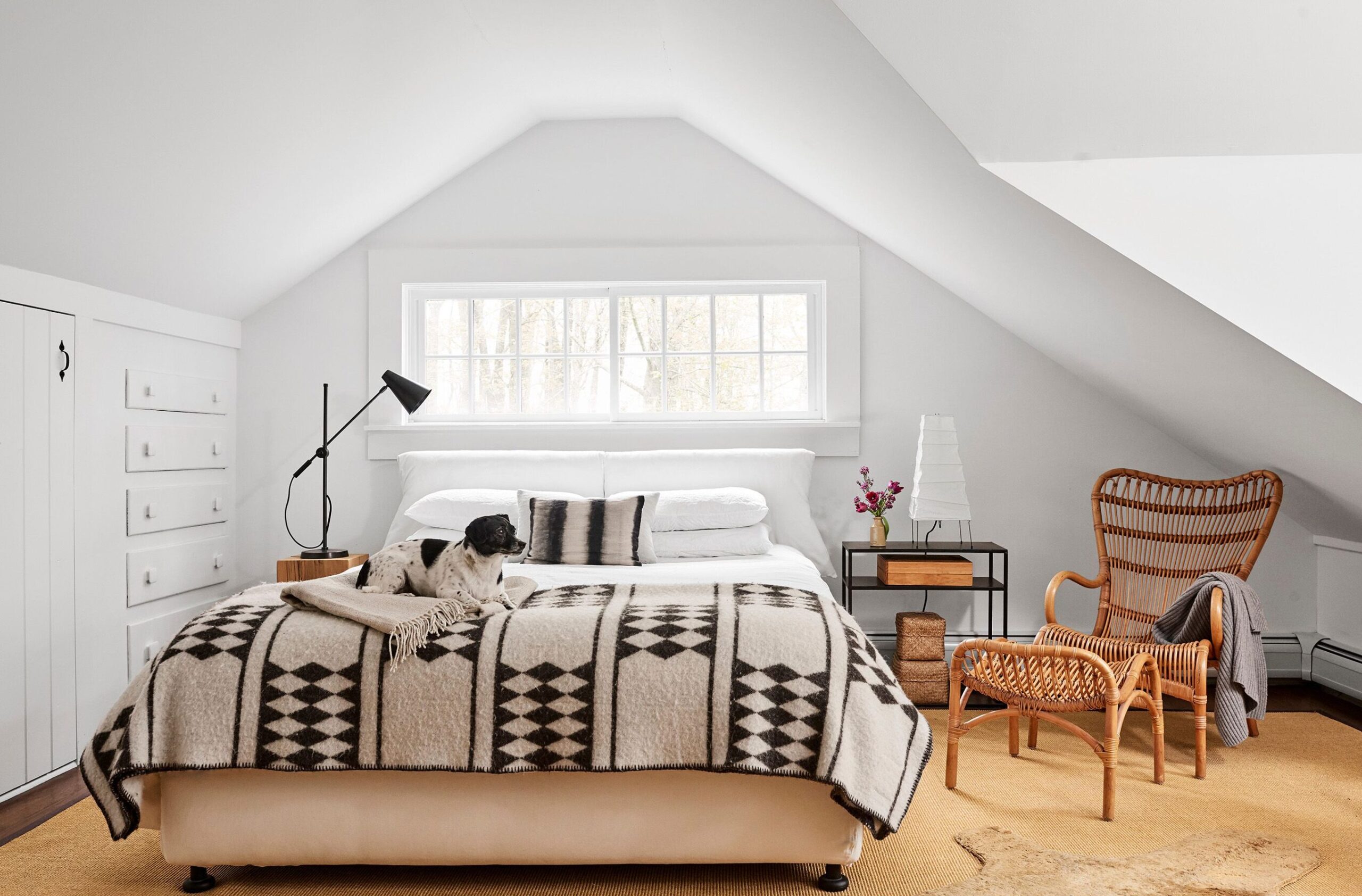 How to arrange a room under the attic?