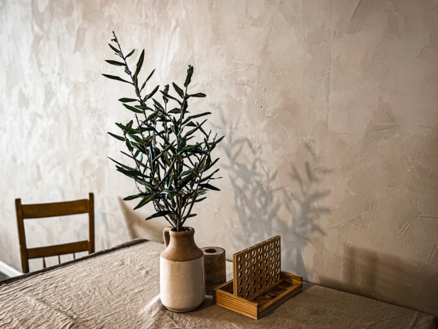 How to put clay on a wall?