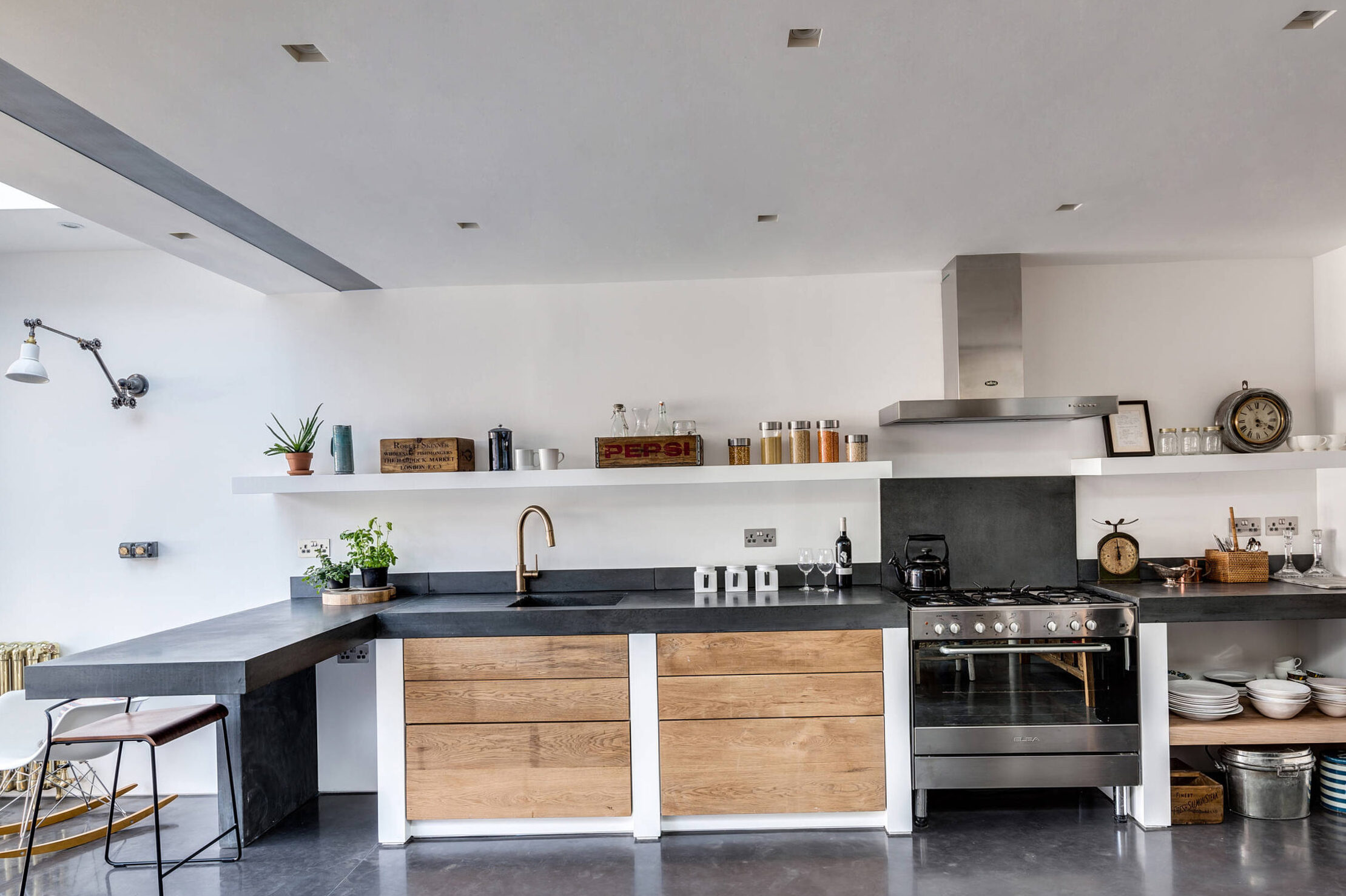 Waxed concrete or parquet: what to choose?
