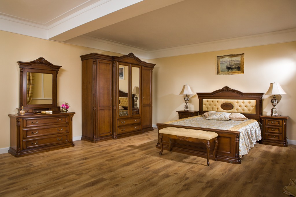 Quality and elegance with a set of solid wood bedroom