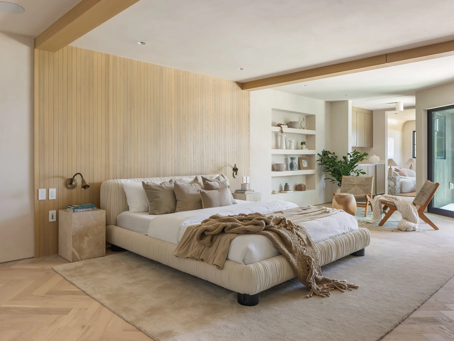 How to Decorate a White Bedroom for an Airy Atmosphere